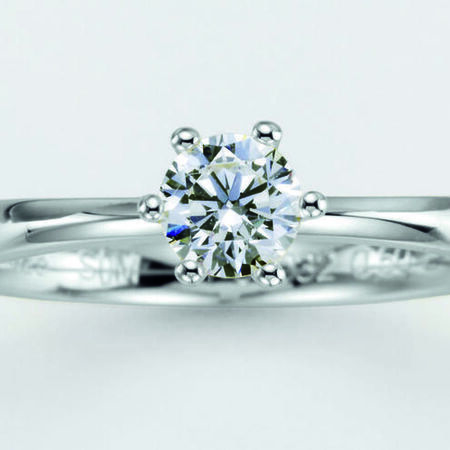 Silberner Verlobungsring mit einem Edelstein auf weißem Hintergrund