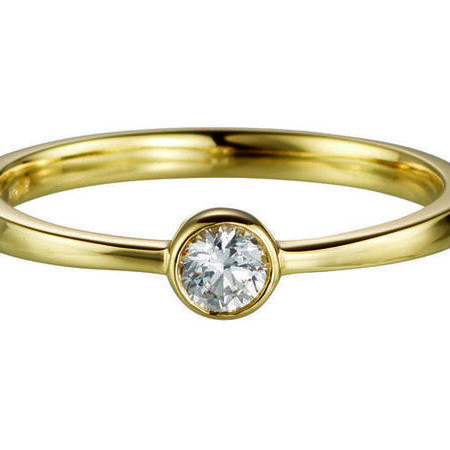 Goldener Verlobungsring auf weißem Hintergrund