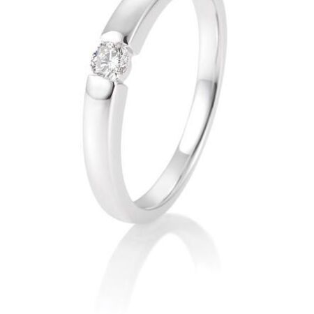 Silberner Verlobungsring auf weißem Hintergrund