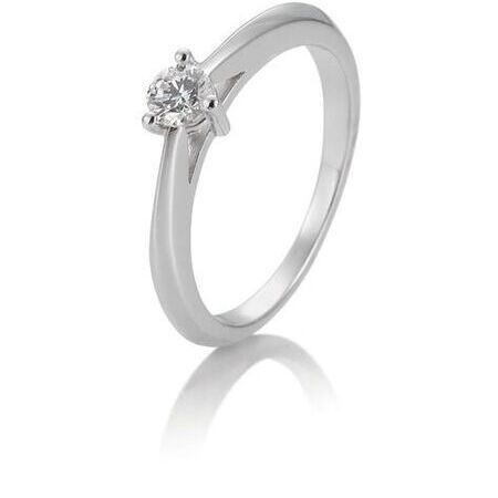 Silberner Verlobungsring mit einem Edelstein auf weißem Hintergrund