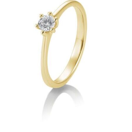 Goldener Verlobungsring auf weißem Hintergrund