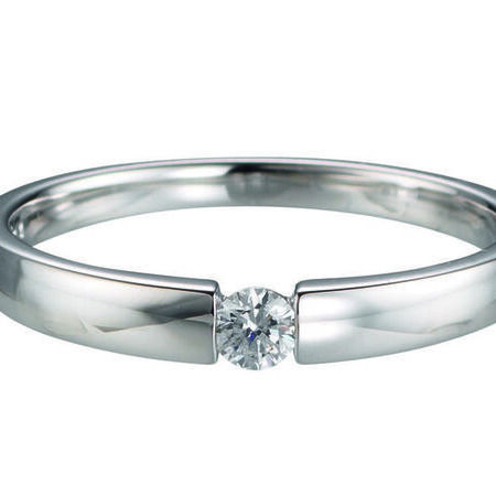 Silberner Verlobungsring mit einem Edelstein auf weißem Hintergrund