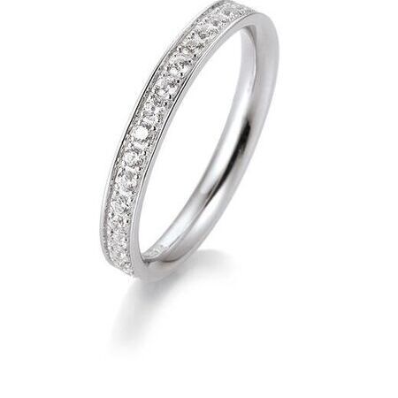 Silberner Verlobungsring auf weißem Hintergrund