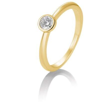 Goldener Verlobungsring auf weißem Hintergrund