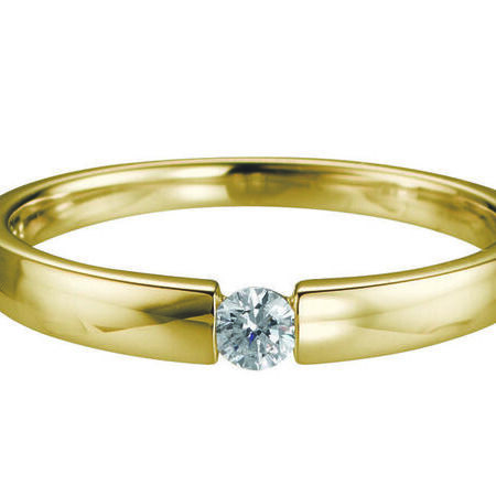 Goldener Verlobungsring auf weißem Hintergrund