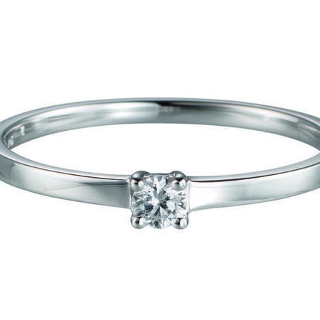 Silberner Verlobungsring mit einem Edelstein auf weißem Hintergrund