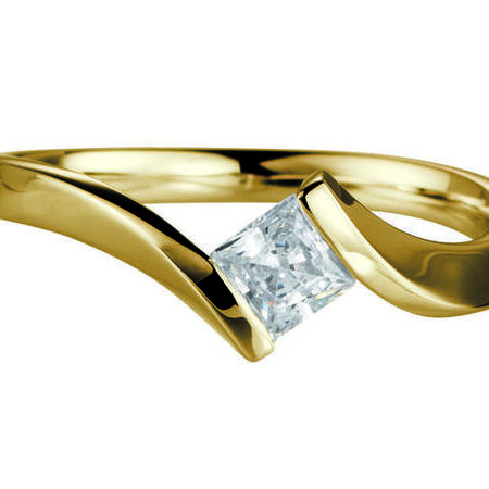 Goldener Verlobungsring auf weißem Hintergrund