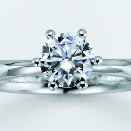 Silberner Verlobungsring mit einem Edelstein auf weißem Hintergrund