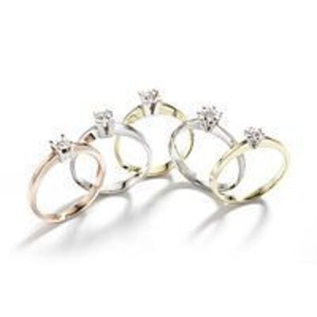 Fünf Verlobungsringe nebeneinander auf weißem Hintergrund