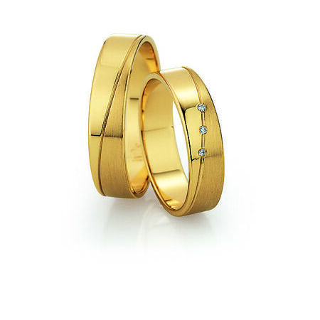 Ringe aus Gold von Slim vor weißem Hintergrund