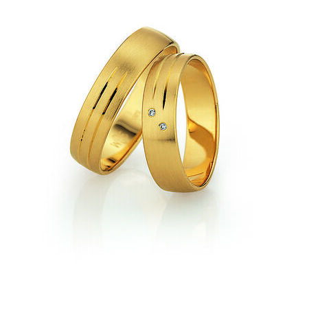 Ringe aus Gold von Slim vor weißem Hintergrund
