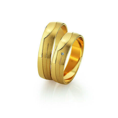Ringe aus Gold von Slim vor weißem Hintergrund