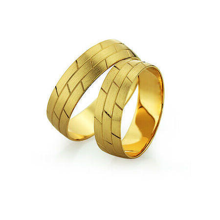 Ringe aus Gold von Slim vor weißem Hintergrund