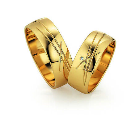Ringe aus Gold von Slim vor weißem Hintergrund