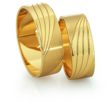 Ringe aus Gold von Slim vor weißem Hintergrund