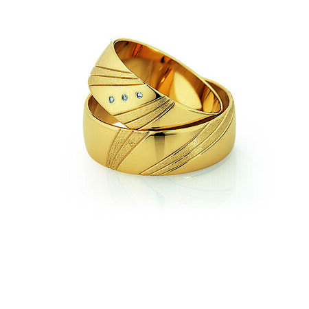 Ringe aus Gold von Slim vor weißem Hintergrund