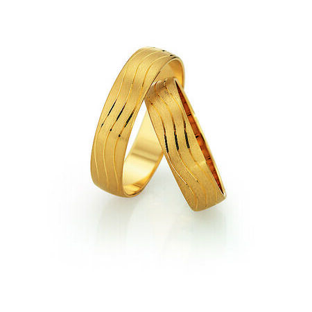 Ringe aus Gold von Slim vor weißem Hintergrund