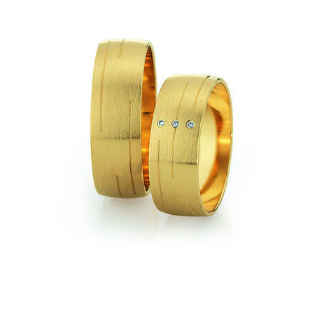 Ringe aus Gold von Slim vor weißem Hintergrund