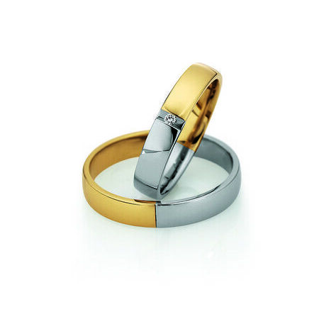 Zweifarbige Ringe aus Gold und Silber von Light vor weißem Hintergrund