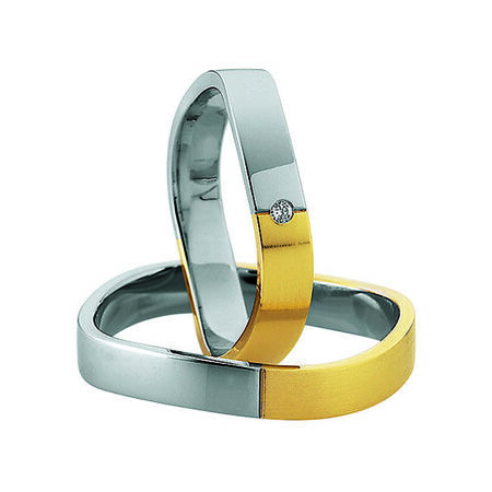 Zweifarbige Ringe aus Gold und Silber von Light vor weißem Hintergrund