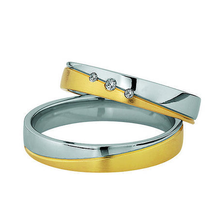 Zweifarbige Ringe aus Gold und Silber von Light vor weißem Hintergrund