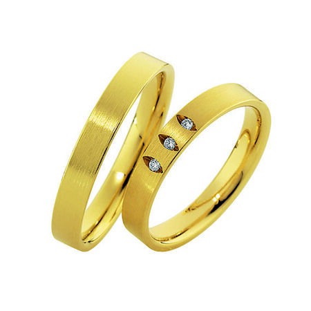 Ringe aus Gold von Light vor weißem Hintergrund