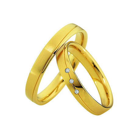 Ringe aus Gold von Light vor weißem Hintergrund