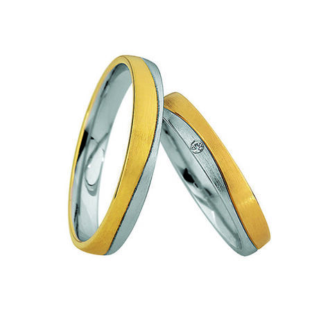 Zweifarbige Ringe aus Gold und Silber von Light vor weißem Hintergrund