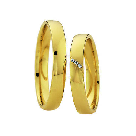 Ringe aus Gold von Light vor weißem Hintergrund