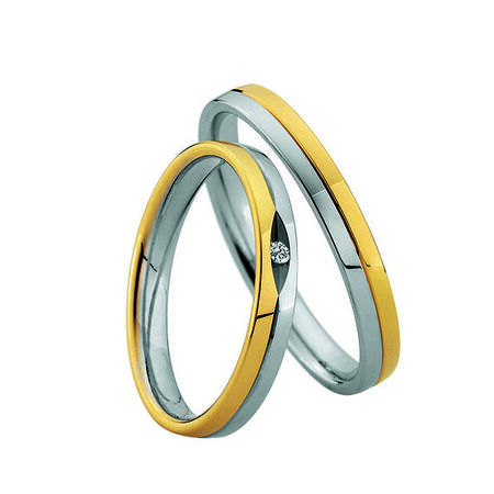 Zweifarbige Ringe aus Gold und Silber von Light vor weißem Hintergrund