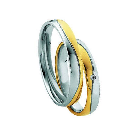 Zweifarbige Ringe aus Gold und Silber von Light vor weißem Hintergrund