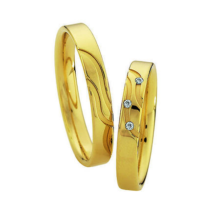 Ringe aus Gold von Light vor weißem Hintergrund