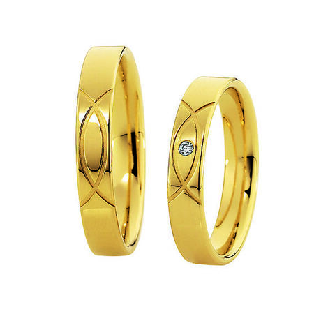 Ringe aus Gold von Light vor weißem Hintergrund