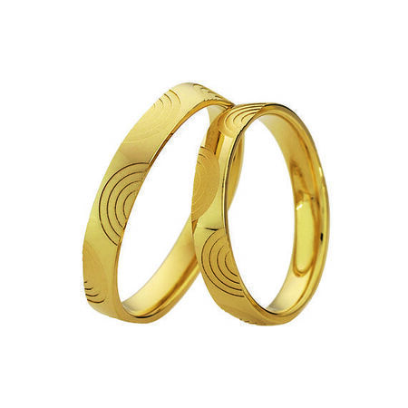 Ringe aus Gold von Light vor weißem Hintergrund