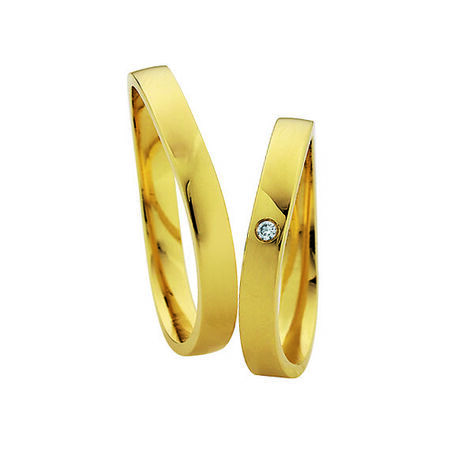 Ringe aus Gold von Light vor weißem Hintergrund
