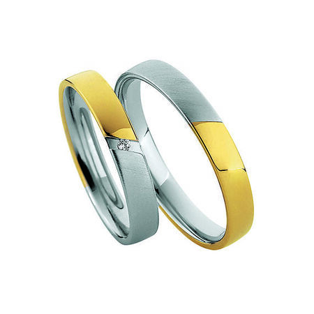 Zweifarbige Ringe aus Gold und Silber von Light vor weißem Hintergrund