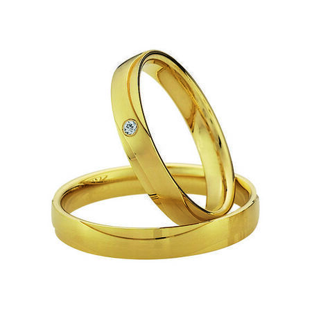 Ringe aus Gold von Light vor weißem Hintergrund
