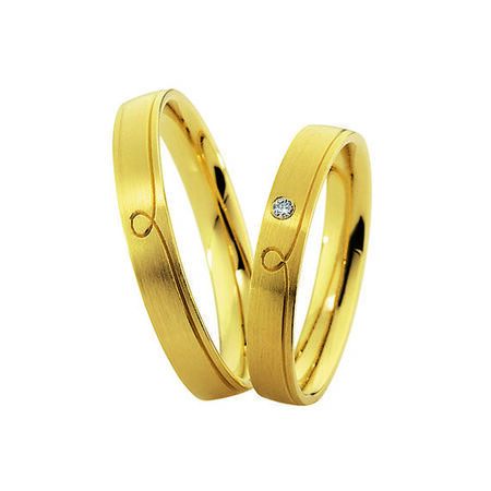 Ringe aus Gold von Light vor weißem Hintergrund