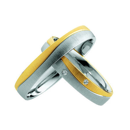 Zweifarbige Ringe aus Gold und Silber von Light vor weißem Hintergrund