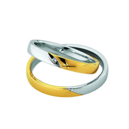 Zweifarbige Ringe aus Gold und Silber von Light vor weißem Hintergrund