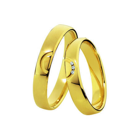 Ringe aus Gold von Light vor weißem Hintergrund