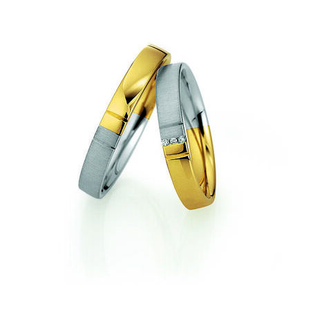 Zweifarbige Ringe aus Gold und Silber von Light vor weißem Hintergrund