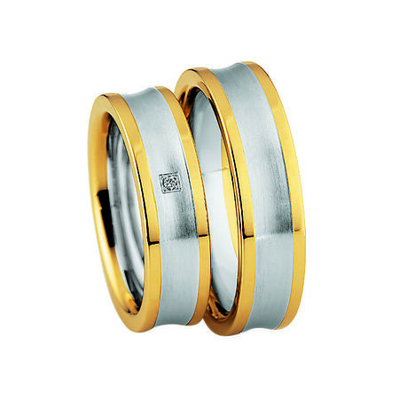 Zweifarbige Ringe aus Gold und Silber von Steel and Gold vor weißem Hintergrund