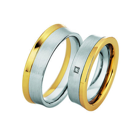 Zweifarbige Ringe aus Gold und Silber von Steel and Gold vor weißem Hintergrund