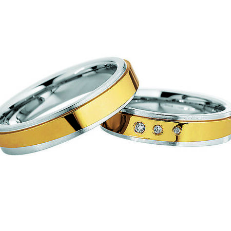 Zweifarbige Ringe aus Gold und Silber von Steel and Gold vor weißem Hintergrund