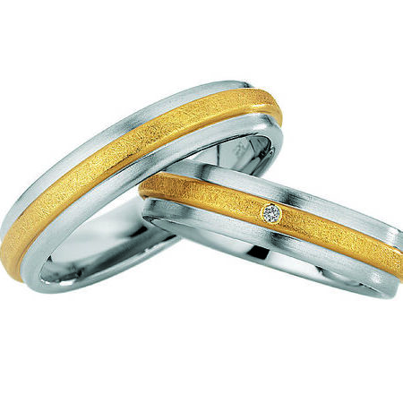 Zweifarbige Ringe aus Gold und Silber von Steel and Gold vor weißem Hintergrund