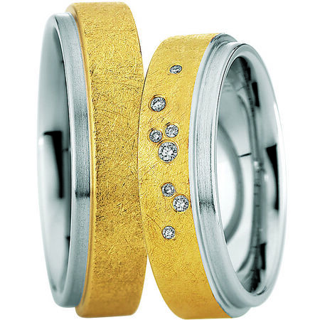 Zweifarbige Ringe aus Gold und Silber von Steel and Gold vor weißem Hintergrund