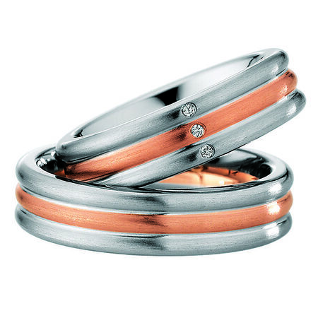 Zweifarbige Ringe aus Roségold und Silber von Steel and Gold vor weißem Hintergrund