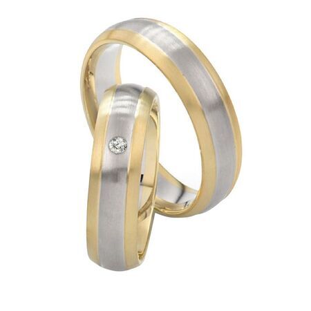 Zweifarbige Ringe aus Gold und Silber von Twinset vor weißem Hintergrund