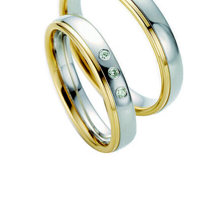 Zweifarbige Ringe aus Gold und Silber von Twinset vor weißem Hintergrund